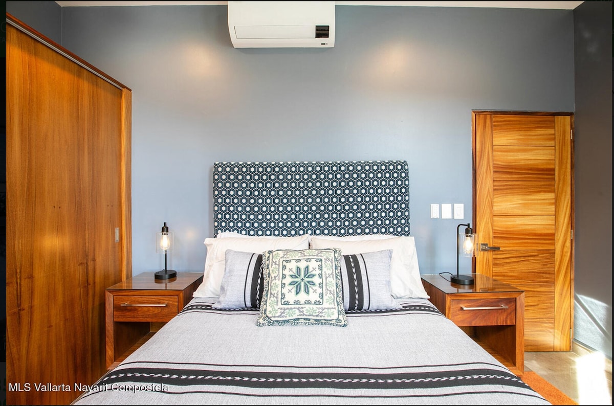 3. spálňa s manželskou posteľou Queen, s kúpeľňou s toaletou len pár krokov od spálne, šatníkom a klimatizáciou. 