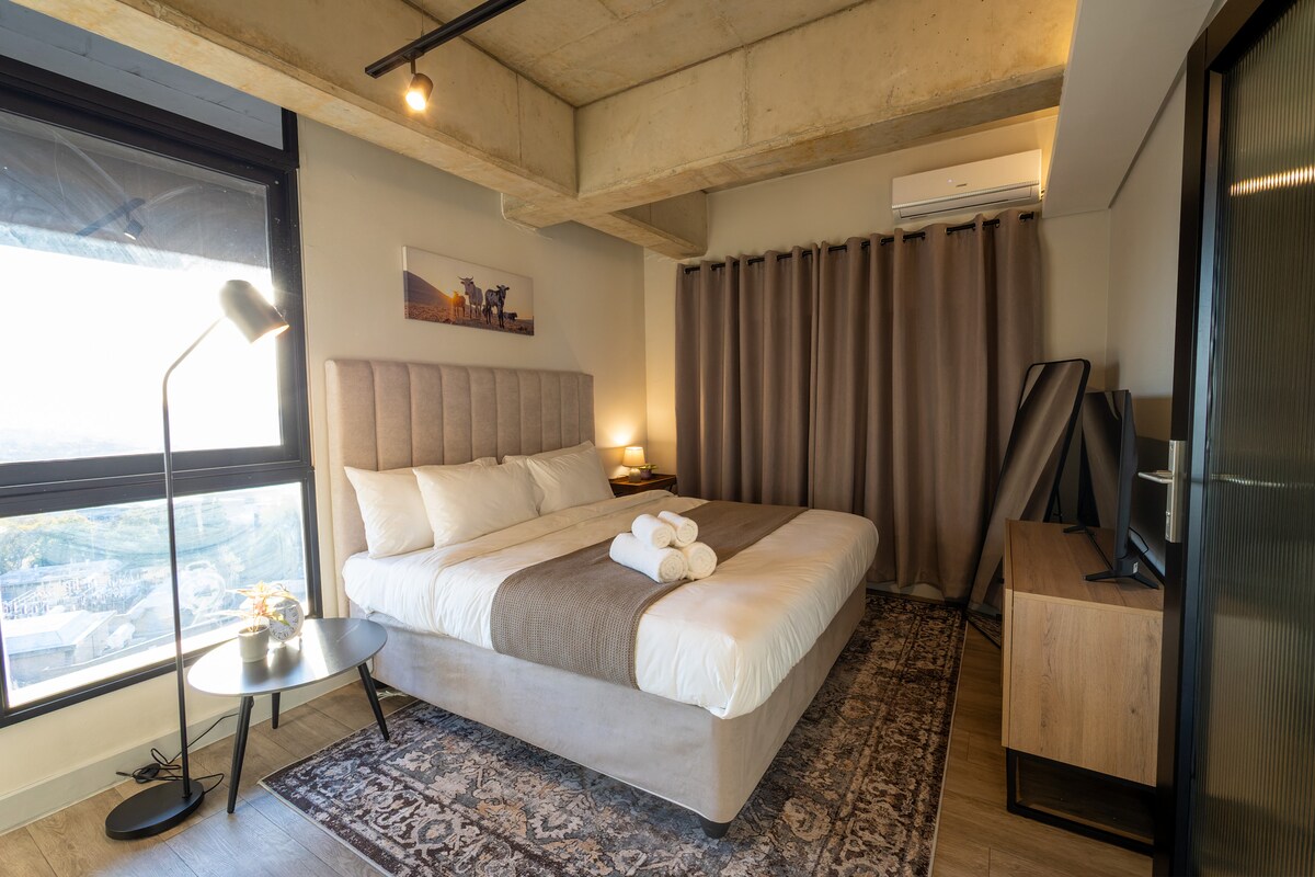 Meka posteljina, zavjese za zamračivanje i udoban bračni krevet za miran san.