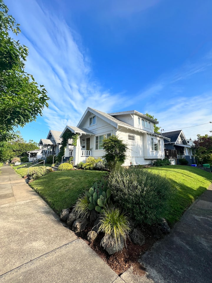 Cozy And Bright Roseway Heights Cottage - Portland, OR