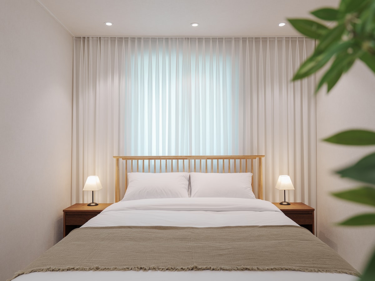 Voici la chambre 2, située à côté de la porte coulissante. Il est meublé avec de la literie de style hôtelier pour un séjour confortable.