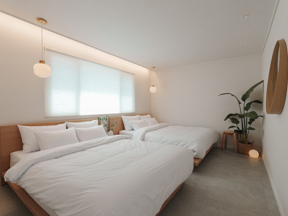 Cette chambre principale spacieuse est baignée de lumière naturelle. Avec trois types d'éclairage indirect, vous pouvez créer différentes ambiances pour correspondre à l'atmosphère que vous voulez.