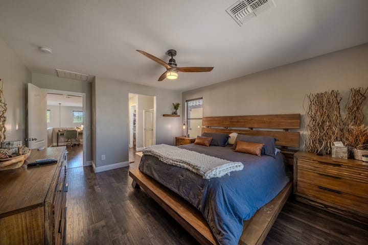 Nafasi kubwa yenye godoro la Puffy lenye ukubwa wa K 