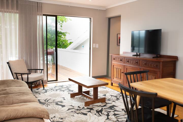 Sala de estar plana en el primer piso.