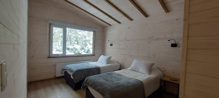 En esta habitación puedes tener 2 camas individuales o bien se pueden juntar, quedando como 1 cama king size. 
En caso de querer juntar las camas, tenemos un topping para que no se sienta la separación de los colchones.