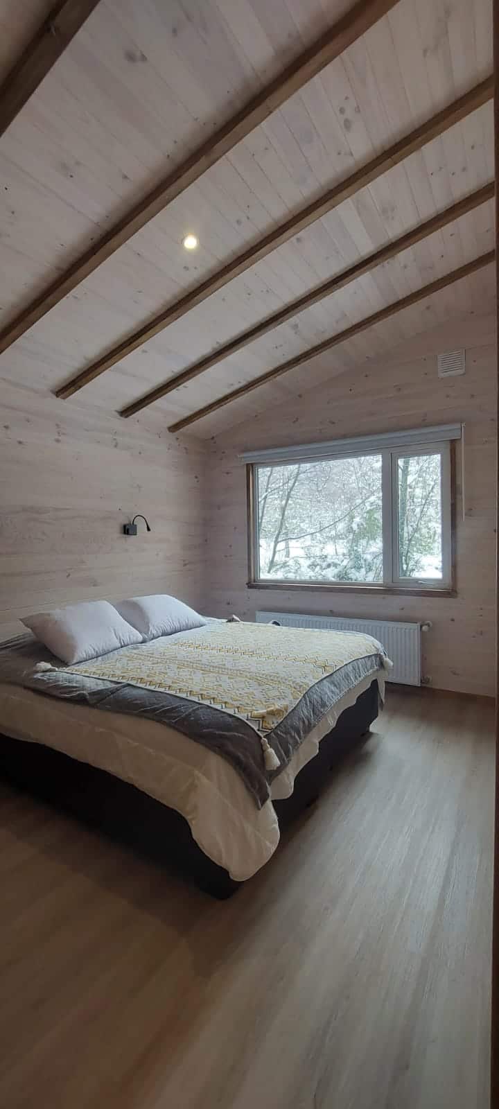 En esta habitación puedes tener 2 camas individuales o bien se pueden juntar, quedando como 1 cama king size. 
En caso de querer juntar las camas, tenemos un topping para que no se sienta la separación de los colchones.