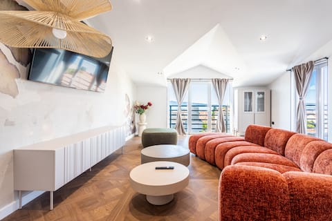 Successful Airbnb property: A2 luxury apt.near beach w. big terrace & sea view in Kaštel Gomilica