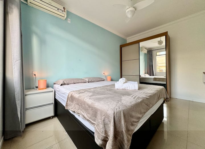 Dormitorio con cama tamaño queen + aire acondicionado + ventilador + cortinas opacas + ropa de cama 100 % algodón