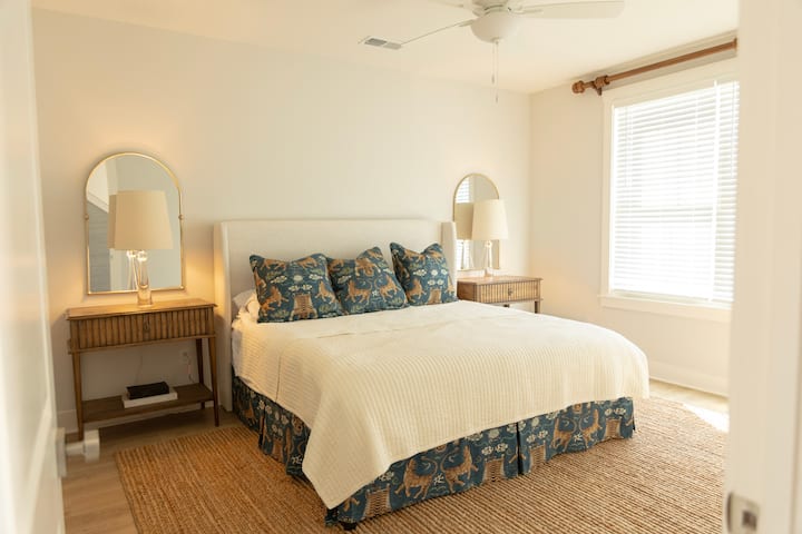 Ropa de cama personalizada y cortinas opacas. 