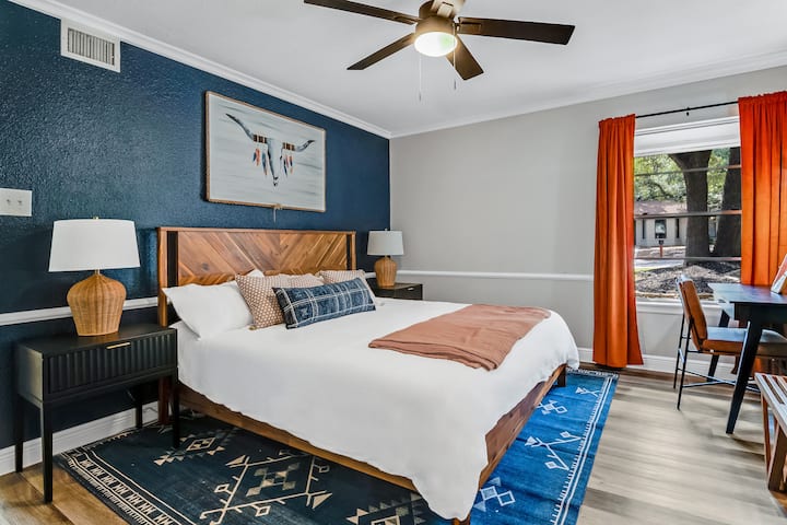 Спијте удобно на овој брачен кревет (широк 150-179 см). Таму има биро за водење дневник, работа или шминкање (има мало огледало)