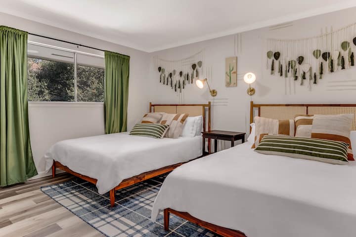 2 брачни кревета со светилки за читање од двете страни. Голем плакар за вашиот багаж