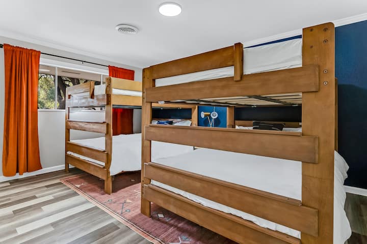 Брачен кревет (широк 150-179 см) над двокреветна соба! Разговарајте за забава со преспивање! Два пространи плакари нудат простор за багаж и висечка облека. Ламбите за читање се наоѓаат веднаш до секој кревет.