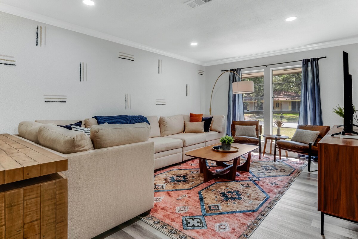 Top Airbnb: 9 Beds | Near Airport | Pool, Spa, Game Room in San Antonio International Airport Vicinity