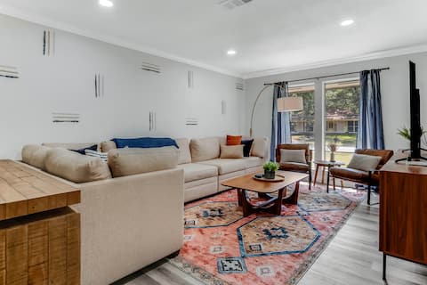 Top Airbnb: 9 Beds | Near Airport | Pool, Spa, Game Room in San Antonio International Airport Vicinity