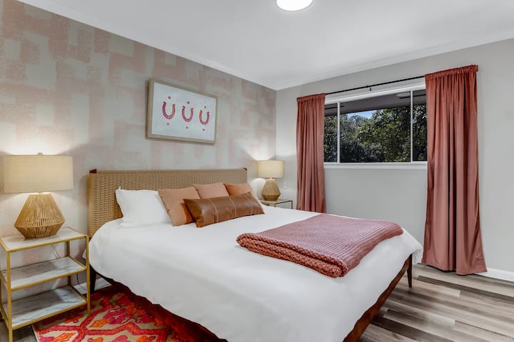 Удобен брачен кревет (широк 150-179 см) и дополнително ќебе, со плакар за багажот.