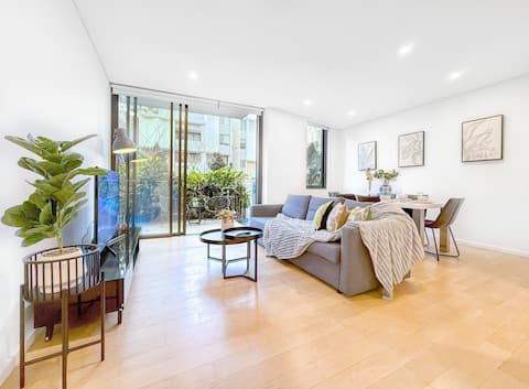 Superb 3-Br Chic Apt: Free Parking & Wi-Fi