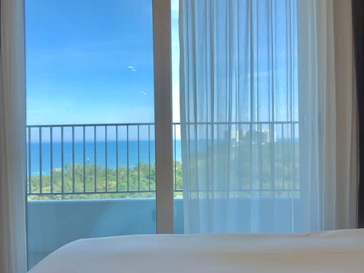 هذه هي غرفة النوم الثانية حيث يمكنك الاستلقاء في غرفة النوم ومشاهدة شروق الشمس مع إطلالة خلابة على المحيط.