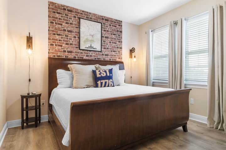 Dhoma Philly, King size, kati i parë ( afër hyrjes ). 
Me banjën e përshtatshme Ada. 