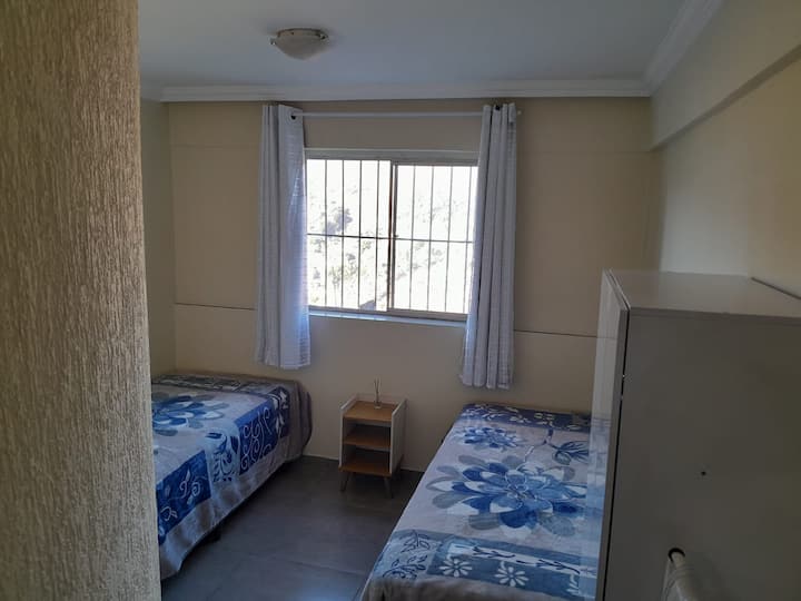 في هذه الغرفة لدينا سريران، وخزانة، وخادم صامت، وشماعات.