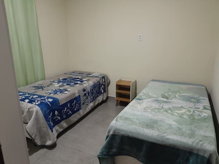 في هذه الغرفة الأخرى، لدينا سريران مجهزان مع سريرين إضافيين مع مراتب زنبركية. يتم تركيب الأسرة الإضافية تحت الأسرة الرئيسية ويمكن استخدامها في الغرف أو الغرف الأخرى، حسب احتياجات الضيف.