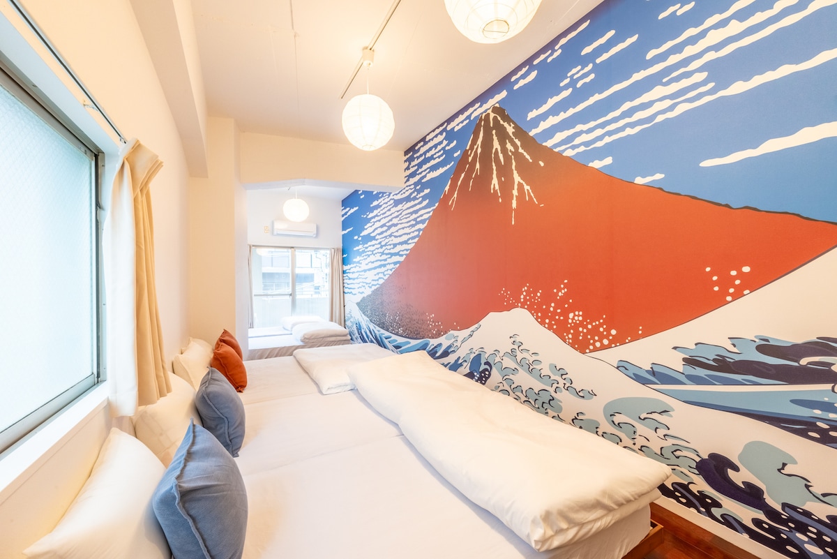 Behang van 'Fugaku Sanjyugokyo' door de Japanse Ukiyo-e kunstenaar Hokusai Katsushika.
Het heeft een overweldigende aanwezigheid.