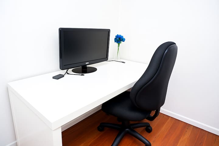 Privatna soba s velikim krevetom i radnim stolom. Napomena: ova soba nema prozor, ali je mirna i idealna kao dodatni prostor za spavanje ili kao ured za rad na daljinu.
Radni stol s monitorom i priključnom stanicom 