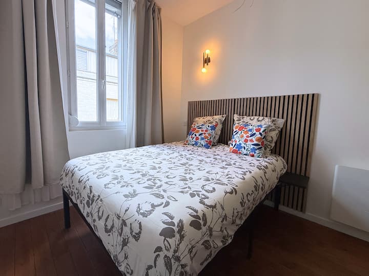 ห้องนอน️✨ที่อบอุ่นพร้อมเครื่องนอนคุณภาพเยี่ยม เหมาะสำหรับการนอนหลับลึกและพักผ่อน เหมาะสำหรับการพักผ่อนหลังจากท่องเที่ยวมาทั้งวัน ในบรรยากาศที่สงบและผ่อนคลาย