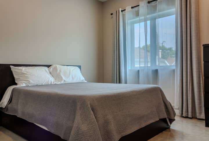 Habitación tranquila y acogedora con cama doble, abundante luz natural y ambiente relajante para dos personas.