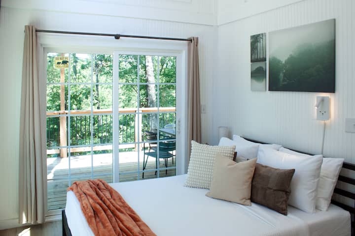 Tako udoban, madrac od memorijske pjene za spavanje na bračnom krevetu. Noćno svjetlo, svjetiljka za čitanje i stanica za punjenje za vašu udobnost.