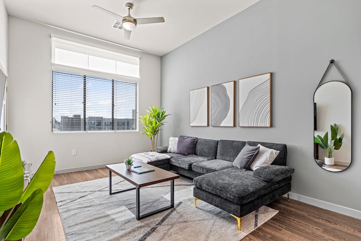 Furahia sebule hii maridadi iliyo na dari zilizoinuliwa, televisheni mahiri kwa ajili ya usiku wa sinema, viti vya starehe na michezo ya ubao kwa ajili ya burudani ya jioni.
