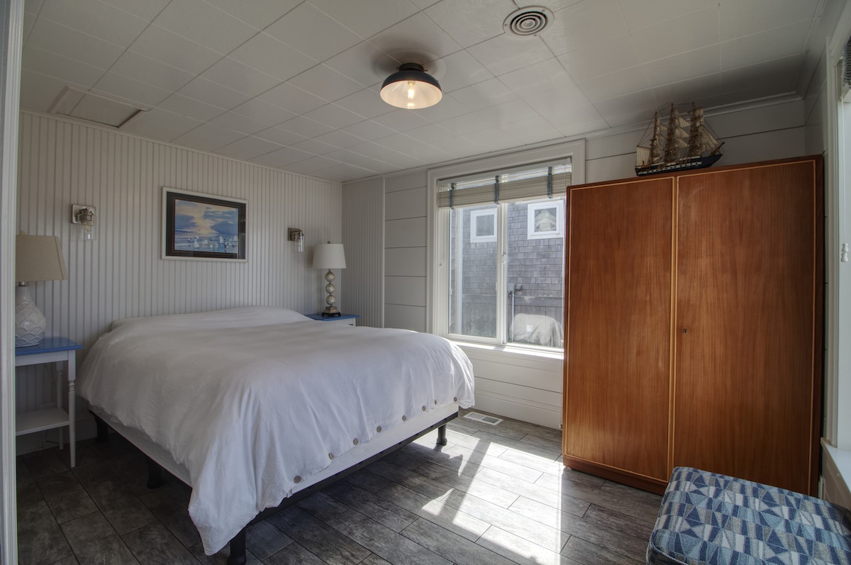 第二间卧室配有标准双人床