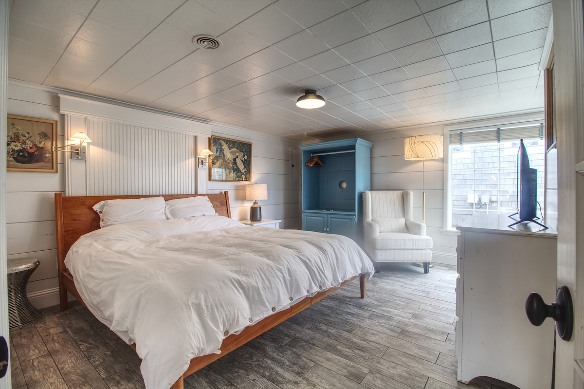 主卧配备加大双人床