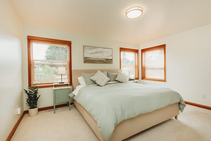 加大双人床，全新混合床垫，中等硬度。