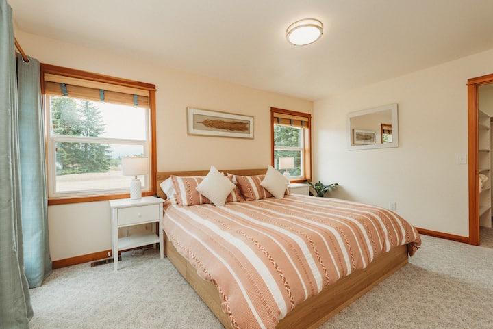 加大双人床，全新混合床垫，中等硬度。露台门通道。