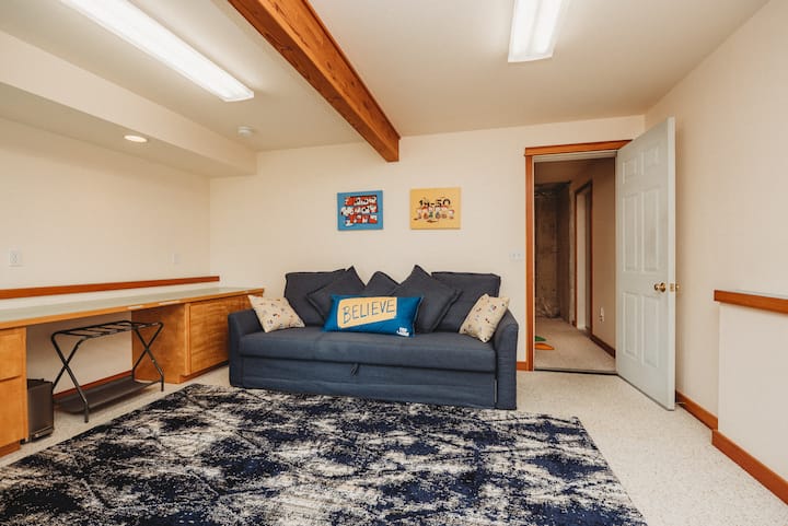 沙发床，比双人床大。 包括床上用品和防水床垫套。