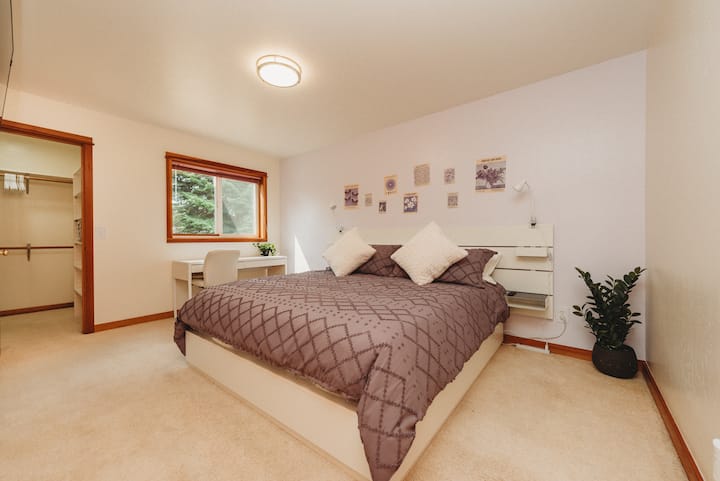 加大双人床，全新混合中等硬度床垫。 