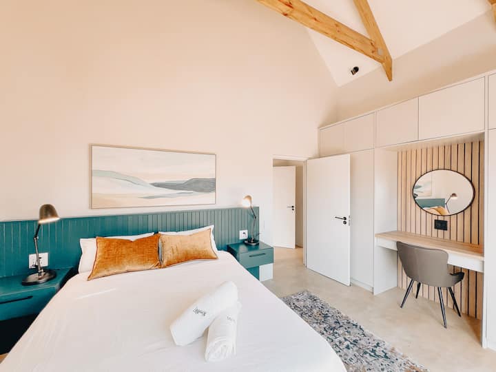 Chumba cha kulala cha 4 kiko upande wa mbele wa nyumba na kinafurahia mchana wa ajabu uliojaa jua. Kuna nafasi kubwa ya kuhifadhi nguo, meza ya kuvaa na mlango wa kuteleza na baraza dogo.