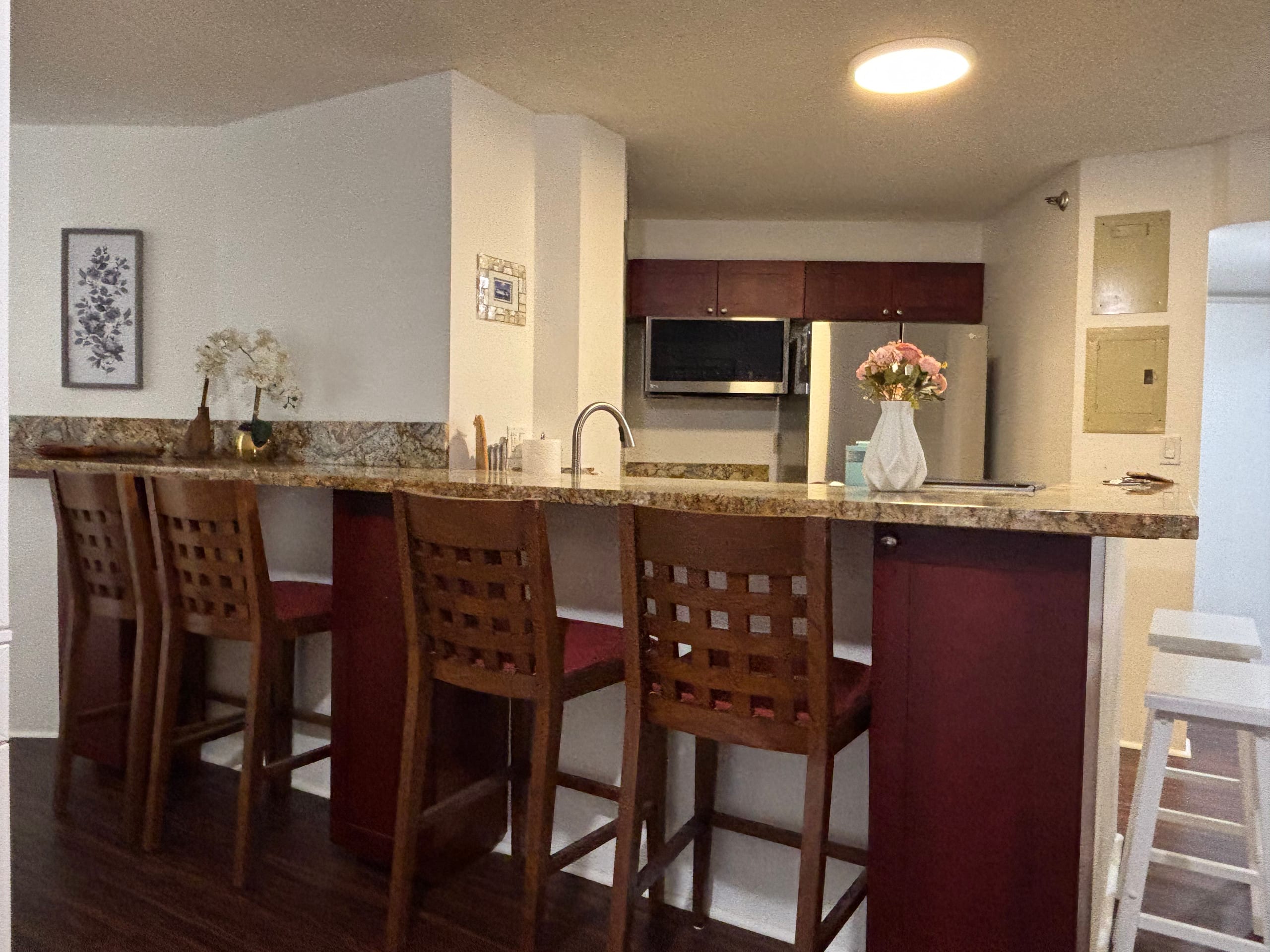 Condo in Honolulu · ★4.52 · 3 bedrooms · 5 beds · 1 private bath - Image 3