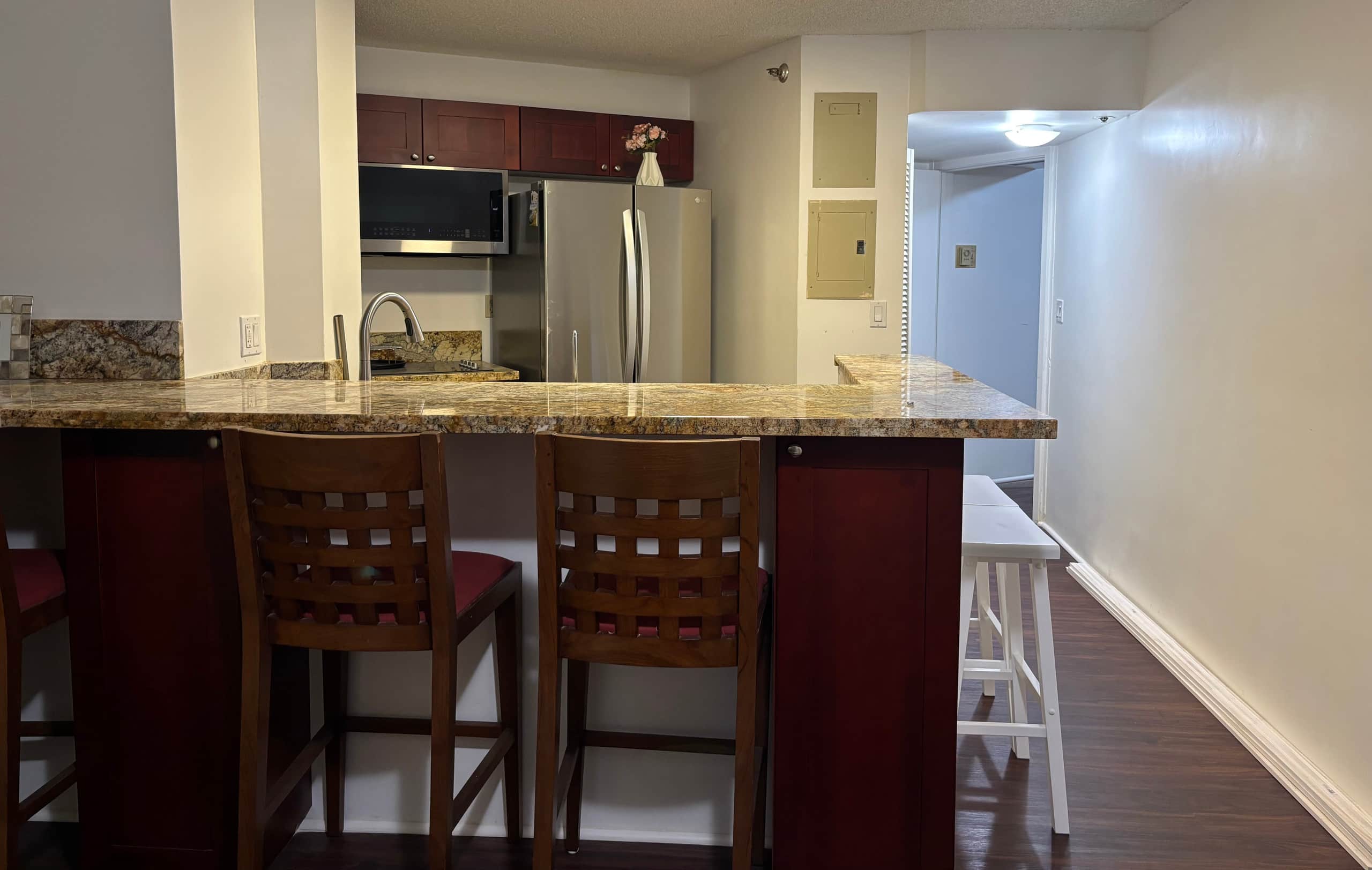 Condo in Honolulu · ★4.52 · 3 bedrooms · 5 beds · 1 private bath - Image 8