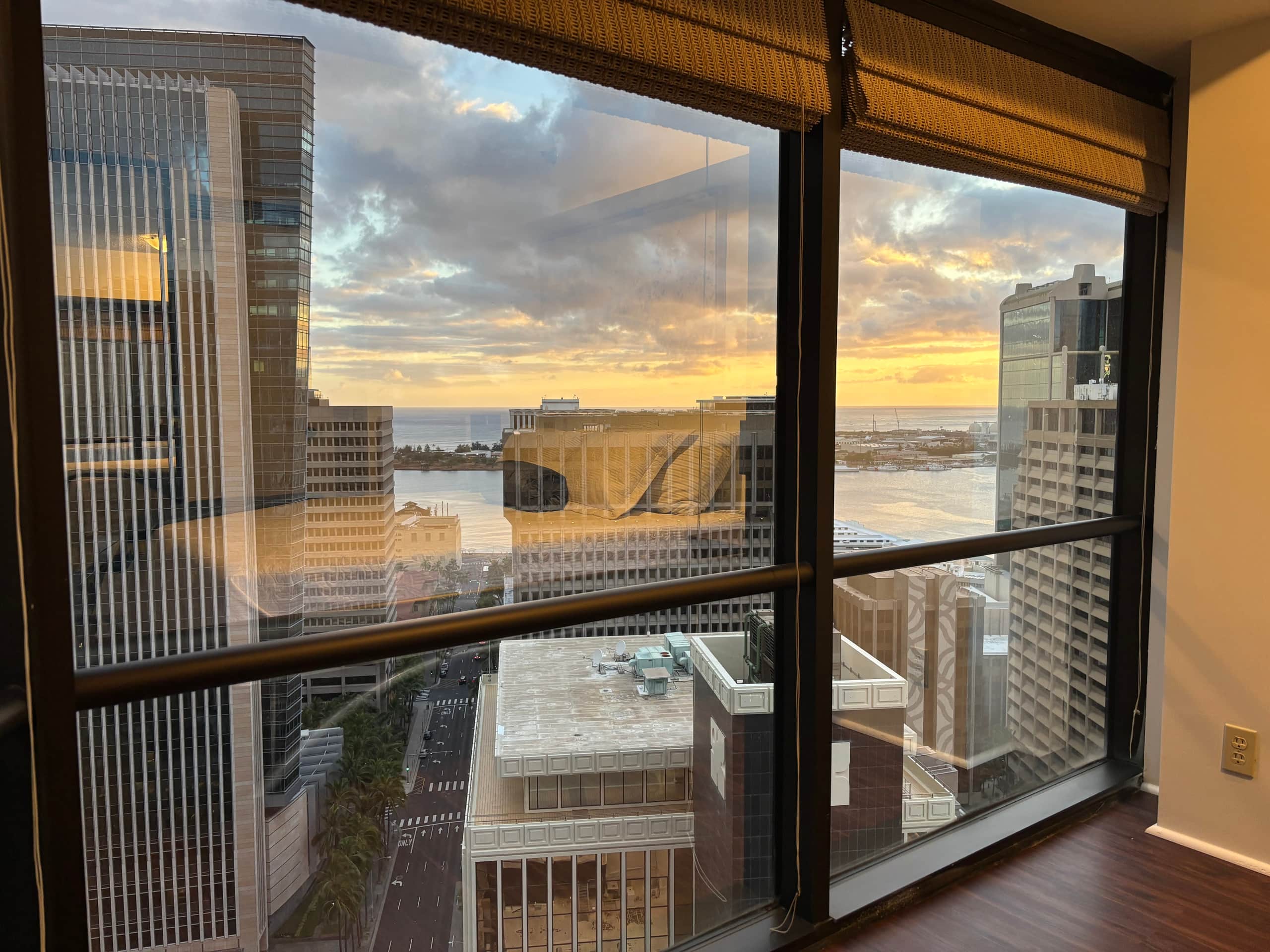 Condo in Honolulu · ★4.52 · 3 bedrooms · 5 beds · 1 private bath - Image 2