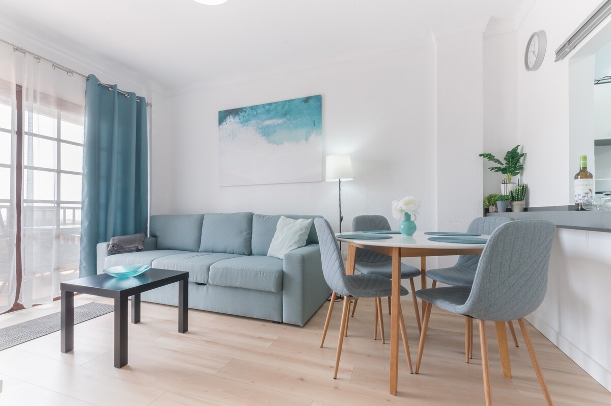 Ფართო მისაღები ოთახი ოკეანის ხედის აივანზე პირდაპირი წვდომით. Აღჭურვილია გასაშლელი გასაშლელი დივნით (დამატებითი სტუმრების საწოლით), სასადილო მაგიდით და ამერიკული სტილის სამზარეულოთი. Იდეალურია დასასვენებლად, სადილობისთვის და განსაცვიფრებელი ხედებით ტკბობისთვის პირდაპირ თქვენი სახლიდან.