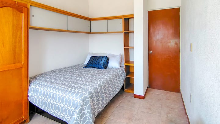 استمتع بالراحة في هذه الغرفة المريحة المخصصة للزوجين.
مساحة مصممة للراحة، مع سرير واسع وخزانة وأجواء هادئة. مثالية للأزواج أو لأولئك الذين يبحثون عن راحة مريحة بعد يوم من الشمس وحمام السباحة.