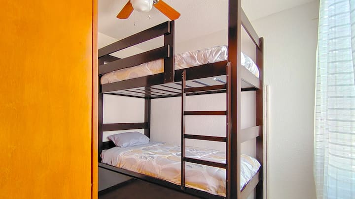 غرفة النوم المثالية للمشاركة.
تُعد هذه الغرفة المجهزة بثلاثة أسرّة مفردة وخزانة مثالية للعائلات أو الأصدقاء أو المجموعات التي ترغب في العيش معًا والراحة بشكل مريح في نفس المسكن.