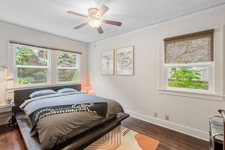 غرفة نوم بمستوى رئيسي بسرير بحجم كبير