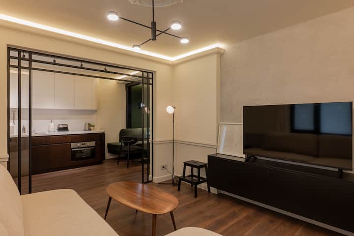 Dnevni boravak i kuhinja: svijetli i moderni dnevni boravak otvorenog plana spojen s potpuno opremljenom kuhinjom i blagovaonskim stolom.