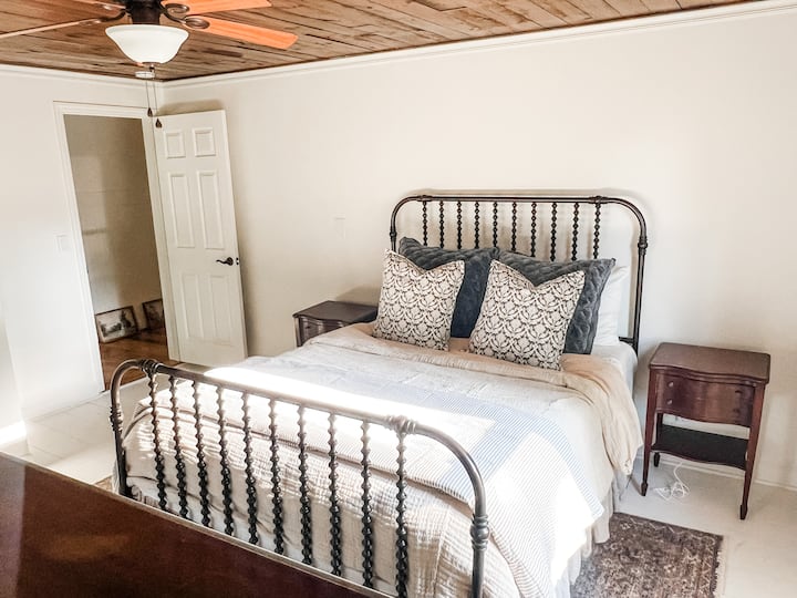 Оваа втора спална соба, којашто се смета за собата „Марта Вашингтон“, има оригинални дрвени тавани и многу простор за опуштање.  Целосен плакар и голем простор за складирање совршено споени со прекрасен поглед кон нашите 3 силоси.  