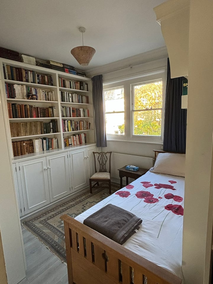 Habitación más pequeña con una cama deslizada debajo de la otra.