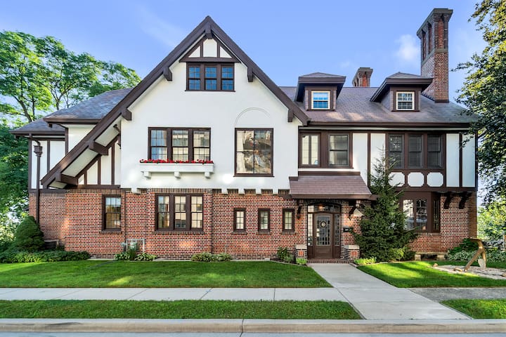 Racine Anchor House - Sleeps 25