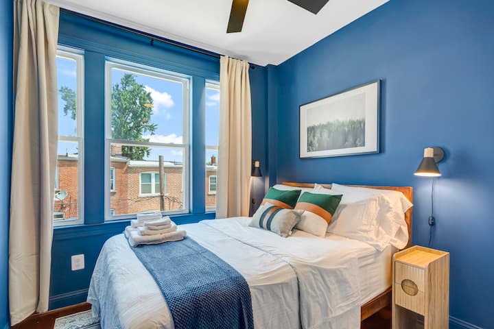This bedroom includes a comfortable double bed, perfect for a restful night’s sleep.