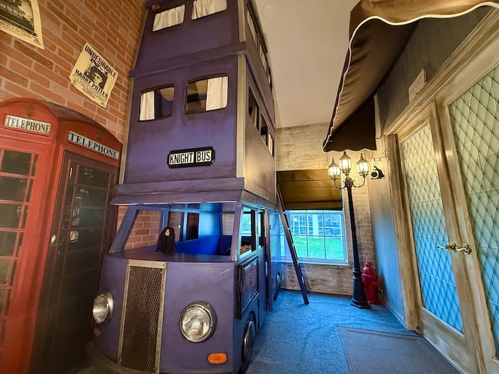Harry Potter Knight Bus je vysoký 13 stôp a vo vnútri spia 2 osoby na dvoch lôžkach!  Táto spálňa s priekokovou uličkou s obchodom Leaky Cauldron vedie do miestnosti hradu Harryho Pottera, hoci obe majú aj samostatné dvere na chodbu...