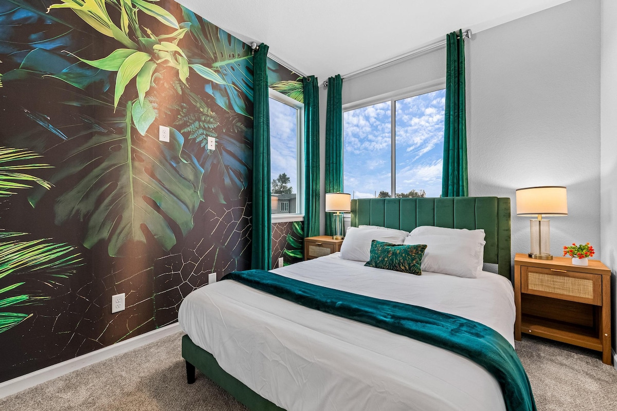 Dormitorio panorámico bellamente decorado con una cama tamaño queen y colchón de espuma viscoelástica, diseñado para proporcionar la máxima comodidad para una noche de sueño reparador.